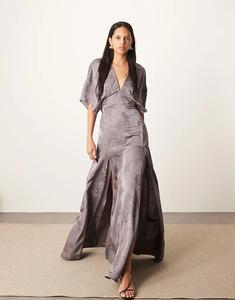 Современное платье макси из атласного жаккарда в стиле 30-х годов с подплечниками в антрацитовом цвете