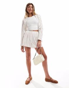 Льняные шорты в нейтральную полоску Miss Selfridge