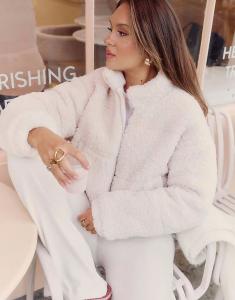 Эксклюзивная укороченная куртка Frolic x Bella Stovey из искусственного меха с капюшоном кремового цвета