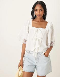 Блузка YAS с квадратным вырезом, отделкой крючком и завязкой спереди, белого цвета