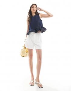 Элегантные шорты Stradivarius с вытачками в цвете экрю