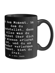 Кружка Просвещение и свобода с надписью на черном фоне Mr. & Mrs. Panda