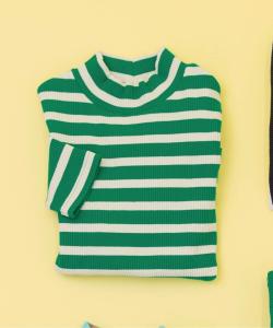 Эксклюзивная футболка в полоску с лентой, доступная только в интернете.