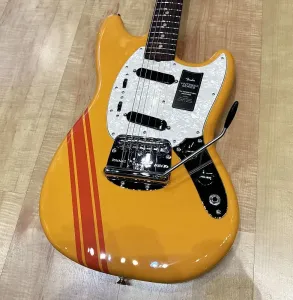 Электрогитара Fender Vintera II '70s Competition Mustang, цвет Competition Orange с красными полосами