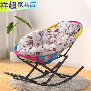 Vinoya Кресло-качалка из ротанга, x-образная рама, подушка сиденья с коричневым цветочным принтом