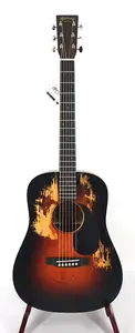 Акустико-электрогитара Martin DJRESTREETLEGENDBURST серии Junior Dreadnought с чехлом