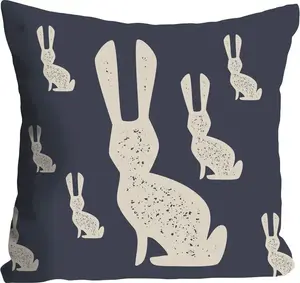 Королевская декоративная подушка "Ульрик" с кроликами на синей поляне Queence 40х40 см, синий