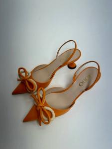 Бант из телячьей кожи/рафии с ремешком на спине Rodo