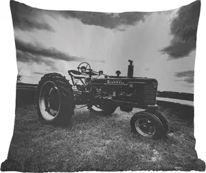 Подушка для улицы - Трактор - Черный - Белый - Ферма - Винтаж - 50x50 см - Водонепроницаемая - Подушка для отдыха - Удобная - Подушка с рисунком MuchoWow