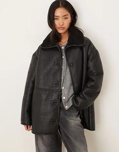 Короткая куртка Gina Tricot из искусственной кожи с тедди-боргом черного цвета