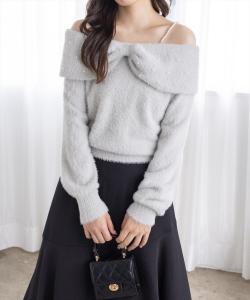 Вязаный топ с перьями и жемчужным декором, открывающий плечи [Чрезвычайно удобный и воздушный]