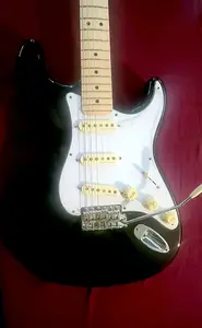 Fender Stratocaster 2022 - Черный глянец