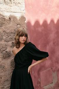 Платье на одно плечо с пышной юбкой H&M, черный