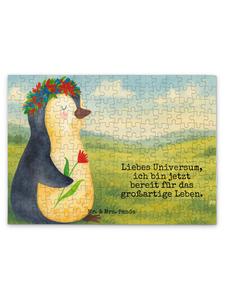 Mr. & Mrs. Panda Дизайн в виде пингвина-пазла с цветами и надписью белого цвета