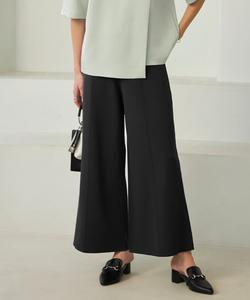 Широкие, гладкие, моющиеся брюки из плотной ткани.