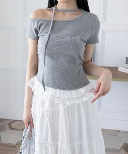Многослойный топ с кружевной оборкой и логотипом.