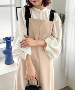 Платье-трапеция с расклешенной юбкой и лентами на плечах, подобранными по цвету