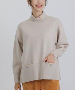 Вязаный свитер с высоким воротником и вышитой блестящей нашивкой