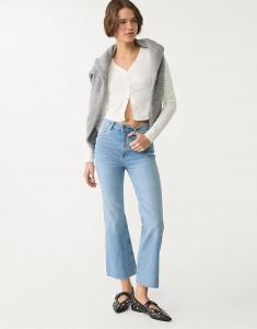 Укороченные расклешенные джинсы Stradivarius Petite d78 светло-голубого цвета