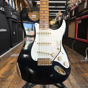 Fender Custom Shop Limited 1957 Stratocaster Relic Состаренный Черный с золотой фурнитурой, футляр в стиле твид