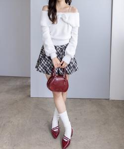 Вязаный топ с перьями и жемчужным декором, открывающий плечи [Чрезвычайно удобный и воздушный]