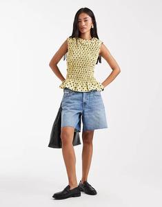 Фирменные джинсовые шорты Calvin Klein Jeans в стиле 90-х светло-голубого цвета