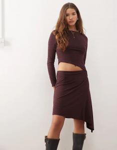 Асимметричный полосатый топ COLLUSION бордового цвета с вставками