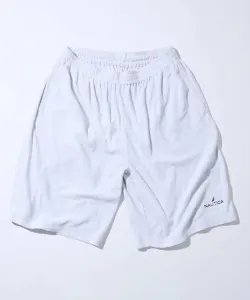 Большие силуэтные шорты с объемным верхом, удобные для ношения.