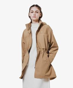 Водоотталкивающая рабочая горная парка со шнурком на талии и убирающимся капюшоном.