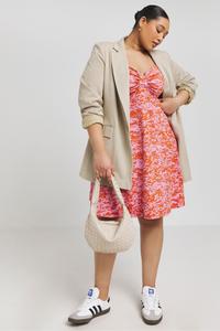 Платье с плиссированной юбкой Supersoft с узлом спереди Simply Be, розовый