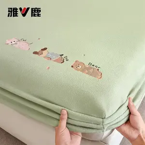 Yalu Комплект постельного белья из 3 предметов (простыня на резинке 150х200 см, 2 наволочки), молочный бархат, цвет Cartoon-Leaf Green