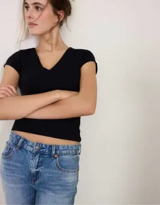 Черная футболка с V-образным вырезом и короткими рукавами Stradivarius