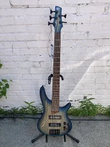 Бас-гитара Ibanez SR605E с 5 струнами в цвете Cosmic Blue Starburst Flat