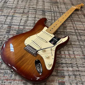 Fender American Professional II Stratocaster с грифом из клена, окраска Sienna Sunburst