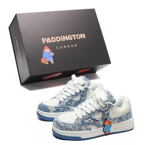 Paddington Bears Износостойкие и легкие низкие скейтерские кроссовки унисекс сине-белые (в комплекте застежка с медвежонком Паддингтоном)