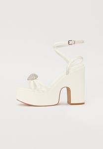 Босоножки на высоком каблуке Ankle cuff sandals Even&Odd Wide Fit, белый