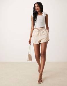 Гламурные эластичные шорты из светло-серого атласа Glamorous