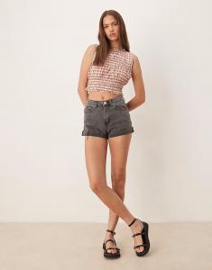 Гламурные джинсовые шорты в выбеленном черном цвете Glamorous