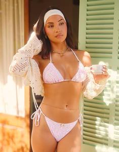 Эксклюзивные плавки бикини с завязками по бокам от Frolic x Lydia Kara в летнем стиле The Frolic