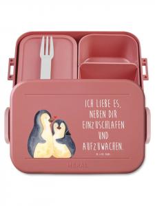 Mr. & Mrs. Panda Изображение пингвинов, засыпающих в бенто-боксе, с надписью пастельно-красного цвета