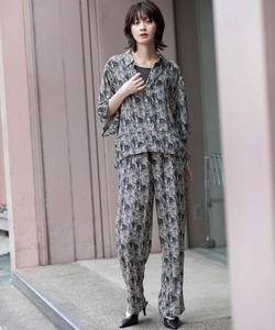 Рубашка с жаккардовым принтом, заправленная в брюки