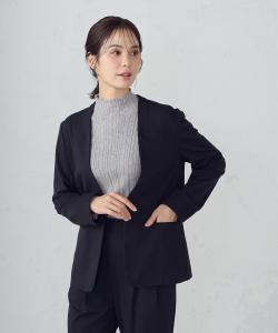 Куртка без воротника из меланжевого трикотажа и нейлона с вискозным наполнителем, пригодная для стирки.