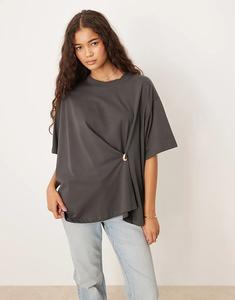 Футболка ASOS DESIGN свободного кроя с запахом и фурнитурой, цвет «уголь»