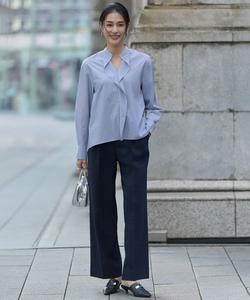 Блузка-пуловер с широкими оборками, выполненная в лаконичном стиле.