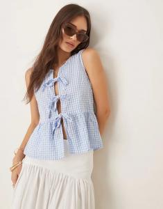 Блузка без рукавов Gina Tricot с завязками спереди и баской в синюю клетку виши