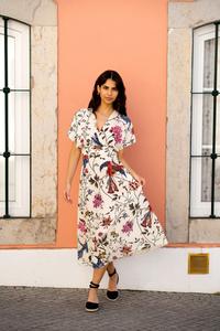 Платье миди со сборкой на талии и цветочным узором в виде птиц Yumi, белый