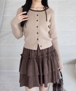 Вязаный кардиган с ленточкой на плечах, подобранной по цвету.