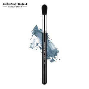 Кисть для нанесения растушевки теней. Eigshow Beauty E848