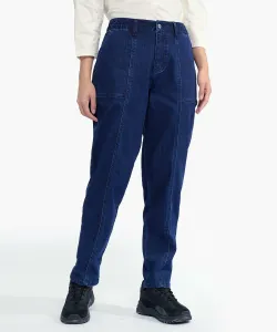 Эластичные джинсы прямого кроя, зауженные книзу.