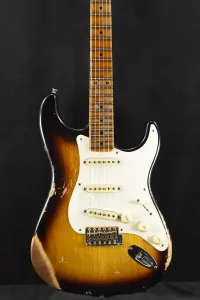 Fender 1957 Stratocaster Heavy Relic, состаренный, двухцветный Sunburst, гриф из цельного рифленого клена с накладкой из клена